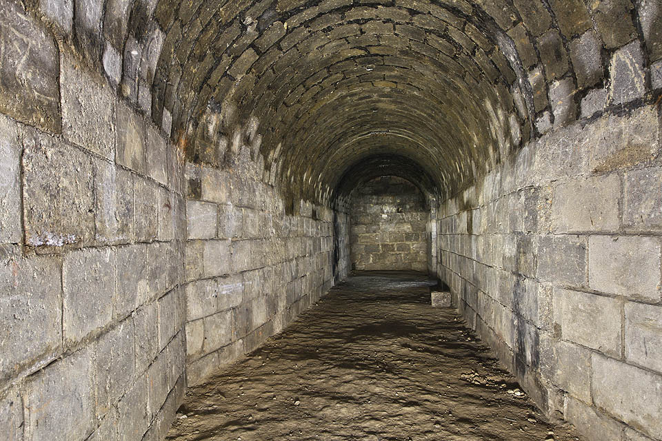 V úvodní části se nachází betonovými bloky vyzděná chodba, zalomená proti účinkům tlakové vlny.