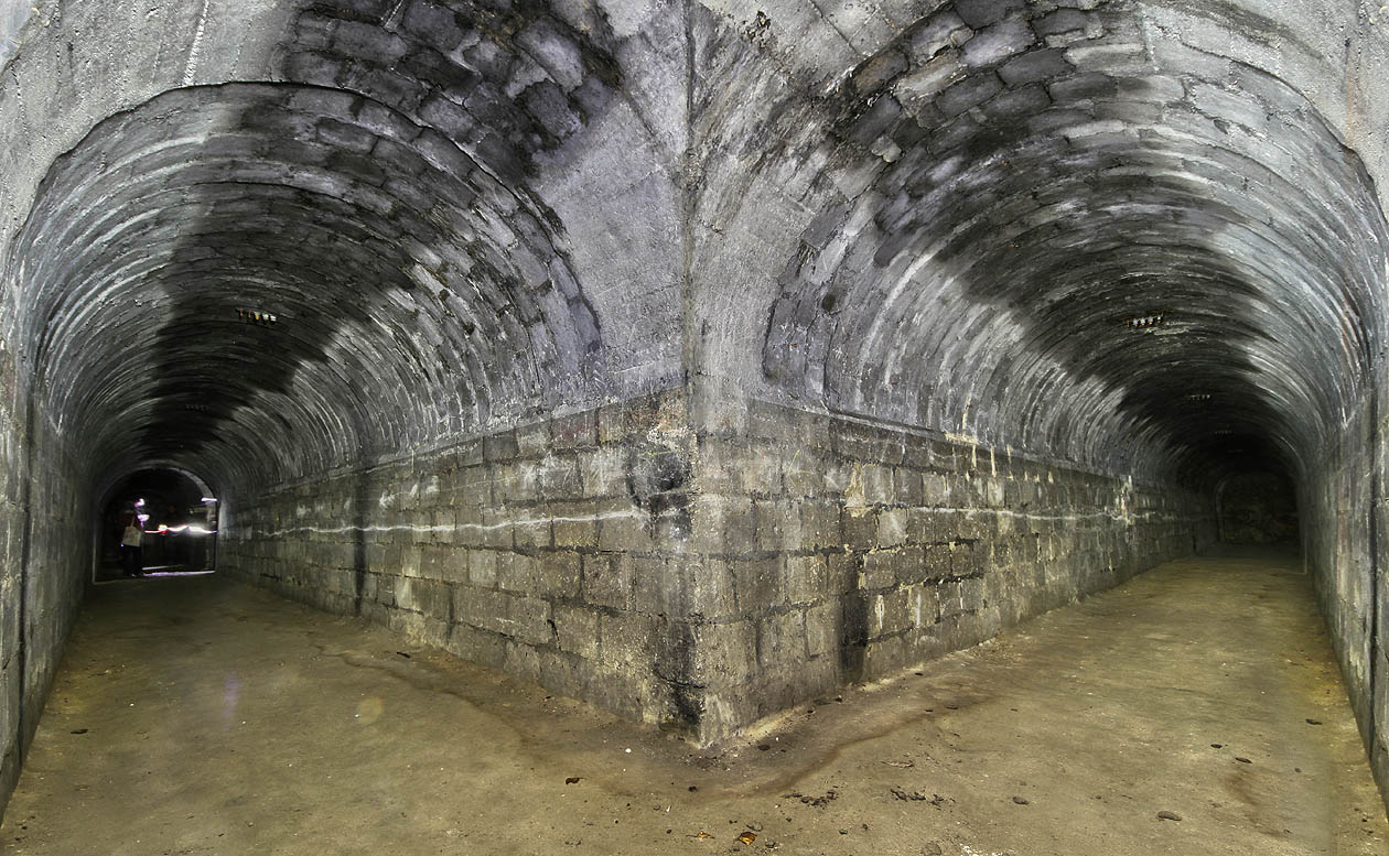 Všechny křižovatky v krytu jsou dokonale kolmé a chodby vypadají téměř totožně. Stropem prokapává podzemní voda.