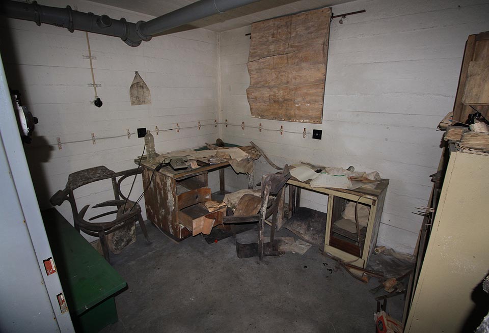 Nástěnky v kanceláři velitele poněkud navlhly.