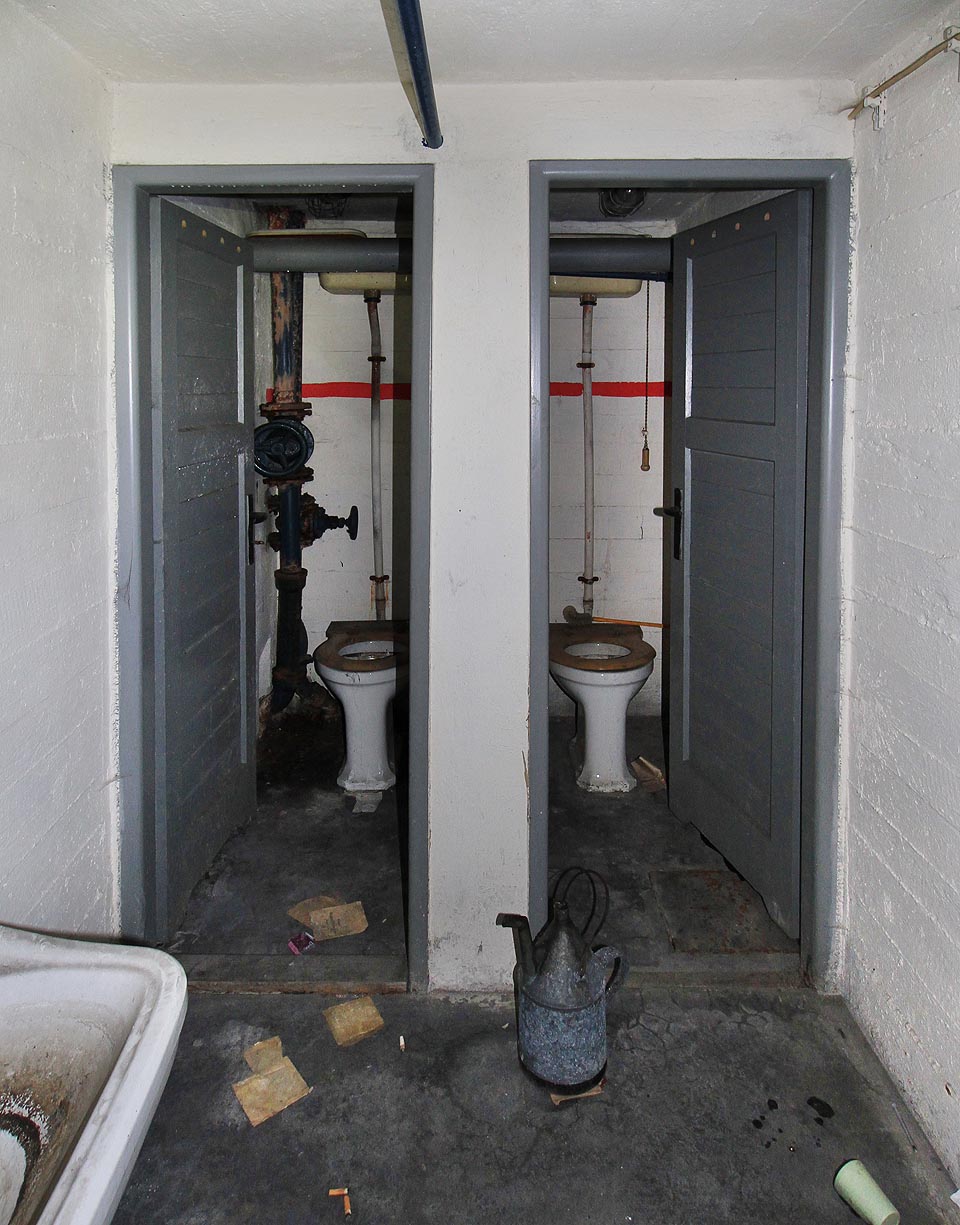 Toalety je možné použít okamžitě. Pokud se zasekne splachovač, poslouží konvička na olej.