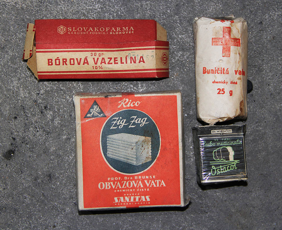 Většina zdravotnického materiálu v lékárničce je stále použitelná. Třeba bórová vazelína pro snižování účinku radioaktivních materiálů. Ostacol se dnes jmenuje Carbosorb.