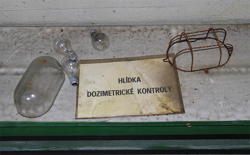 Hlídka dozimetrické kontroly nejspíš potřebovala hodně světla.