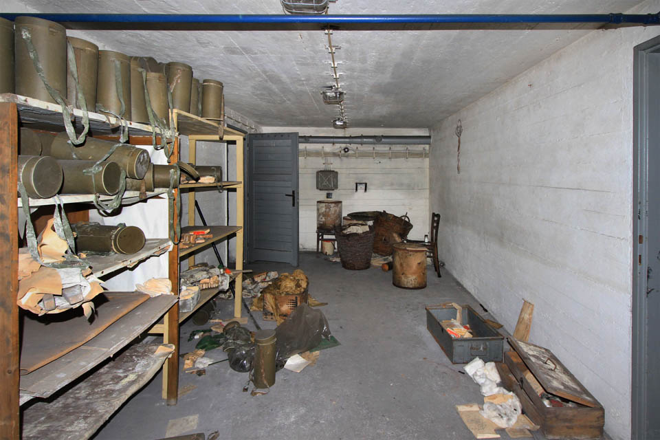 Nebýt krátkého období, kdy podzemí se vším komfortem zabydleli bezdomovci, byl by kryt plně funkční. Část vybavení nicméně zůstala nedotčena a mohla by posloužit třeba hned.