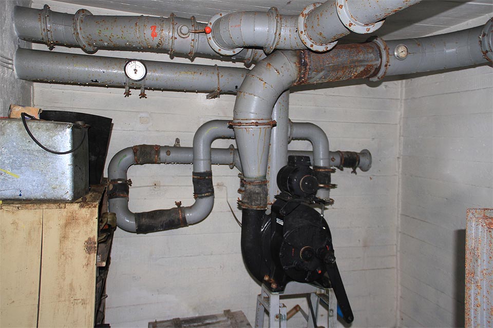 Kryt patřil ke středně velkým. Tomu odpovídá také složitost trubních rozvodů vzduchu.