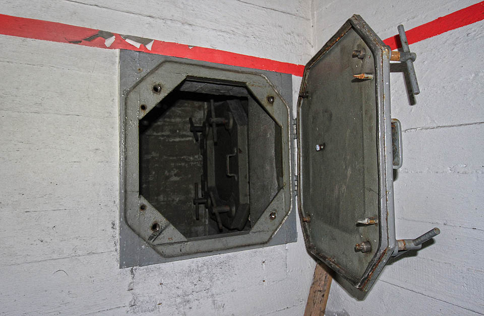 Nouzový východ vede do prostoru mezi Mášovu a Kounicovu ulici.