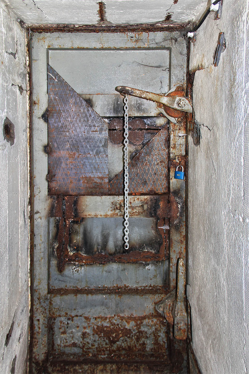 Po několika nezvaných návštěvách byl důkladně zabezpečen, aby šel otevřít opravdu jen zevnitř.