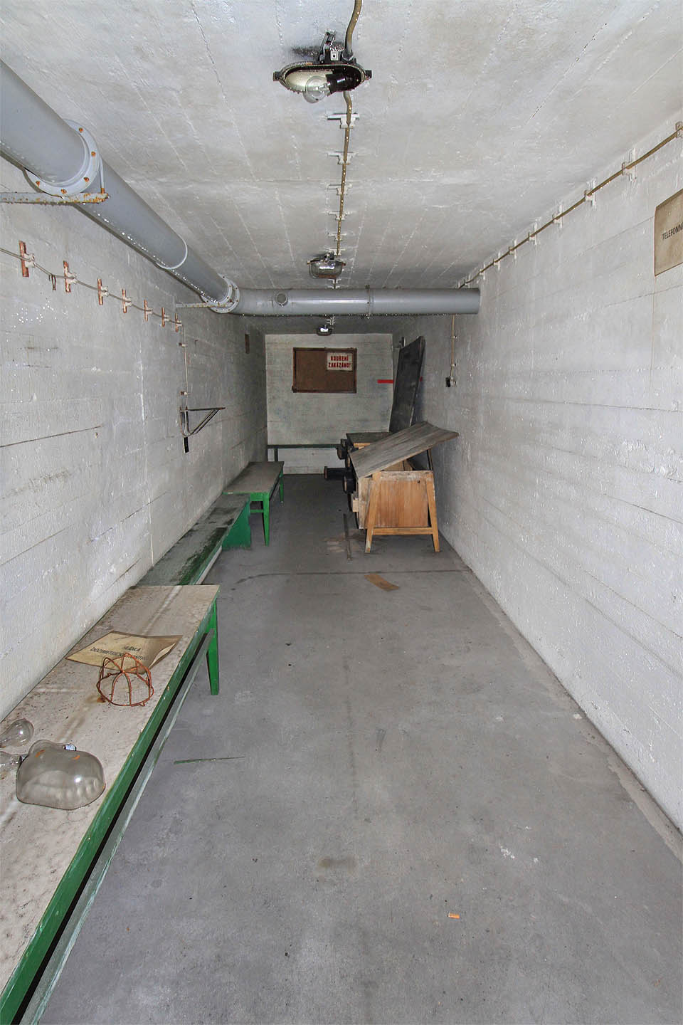 Odhadovaná kapacita krytu je 200 osob, pro které tu bylo dost místa, vody a vybavení.