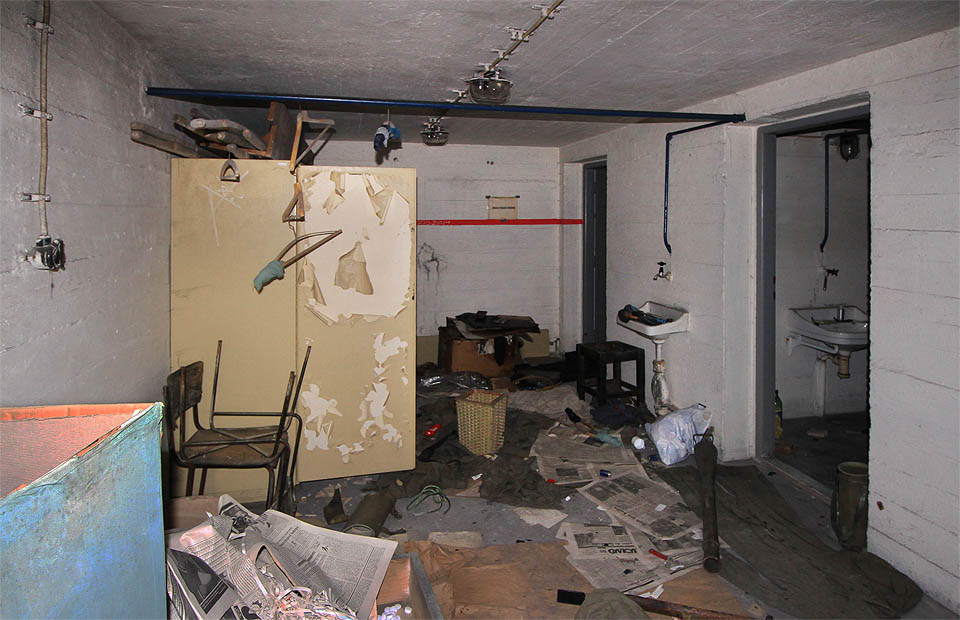 Žel nezvaní hosté pohrdli pohostinností a útulností krytu a udělali tu pouze nechutný nepořádek.