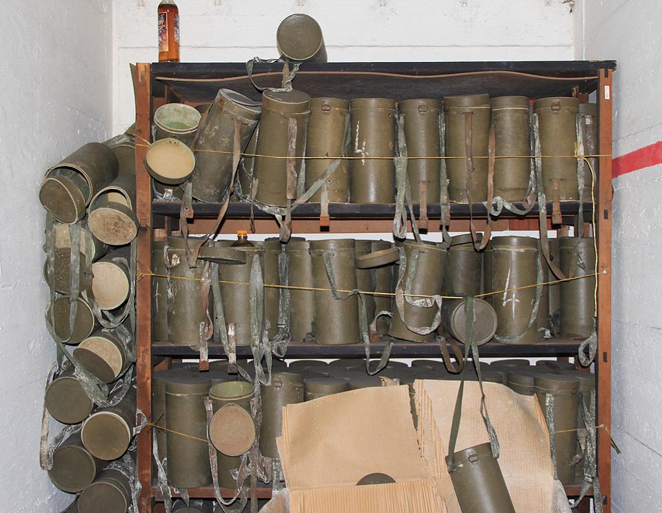 Nebo alespoň pod obaly. Většinu masek totiž už někdo zlikvidoval.