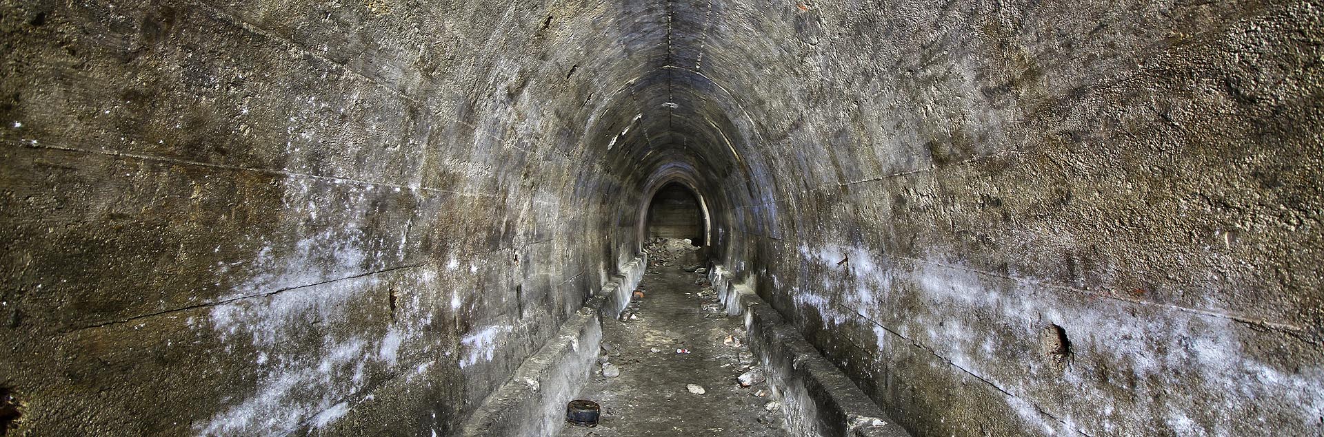 Protiletecký kryt nedlaeko Opuštěné ulice v Brně - na místě předpokládaného nového nádraží.