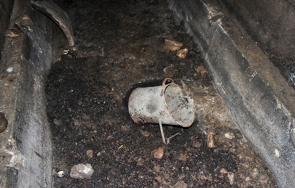 Věkovitým uhlákem se bůhvíproč kdosi v zadní části krytu pokoušel prokopat pod podlahu. Možná je tu ukrytý nacistický poklad z 2. světové války.