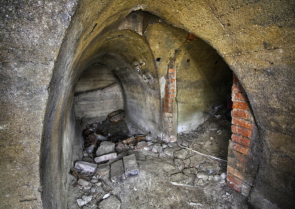 Jižní vchod byl od prostor krytu oddělen cihlovou zdí, ve které pravděpodobně původně byly vstupní dveře nebo mříž.