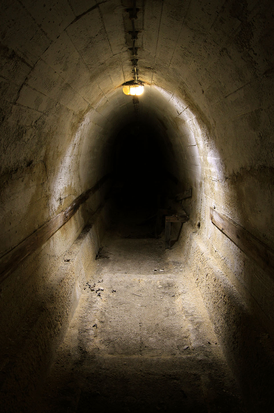 Když se rozsvítí původní lampy ze 40. let, může člověk v krytu pod zemí, po níž kráčely válečné boty, dostat i strach.