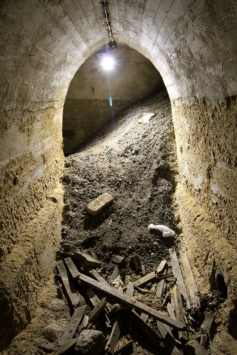 V minulosti se odehrál pokus o zasypání krytu stavební sutí. Kužel šlo nicméně bez větších obtíží obejít.