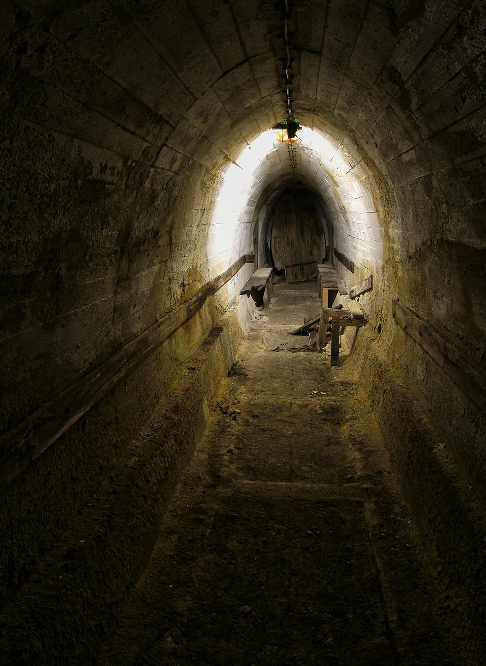 Nejdelší přímý úsek mezi pěticí zalomení krytu byl vybaven lavicemi a opěradly pro přečkání náletu vsedě. Část z nich se ve znečně ztrouchnivělém stavu dožila roku 2015.
