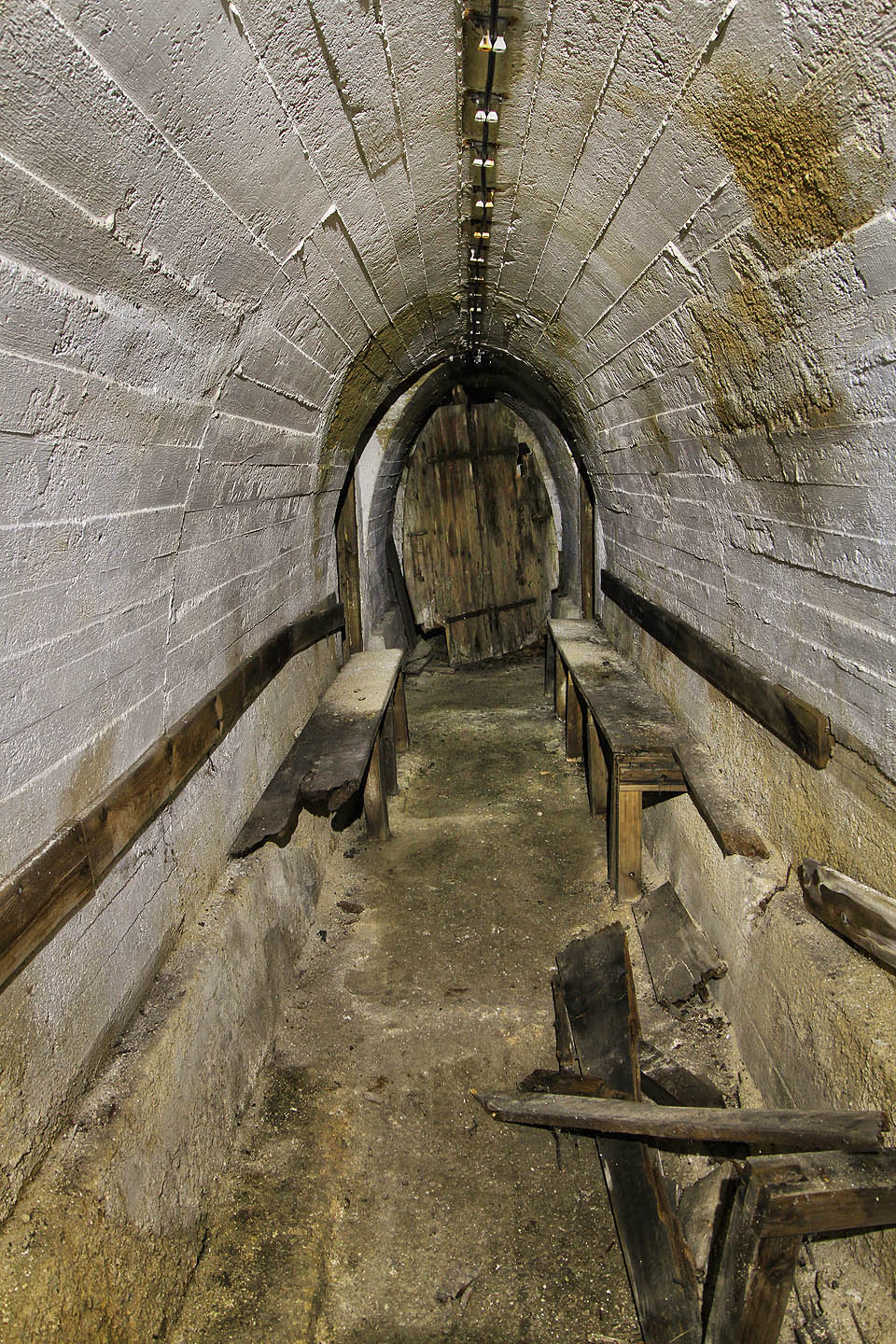 Na konci dlouhé chodby se nacházely dva záchody oddělené od společného prostoru laťkovými eliptickými dveřmi.