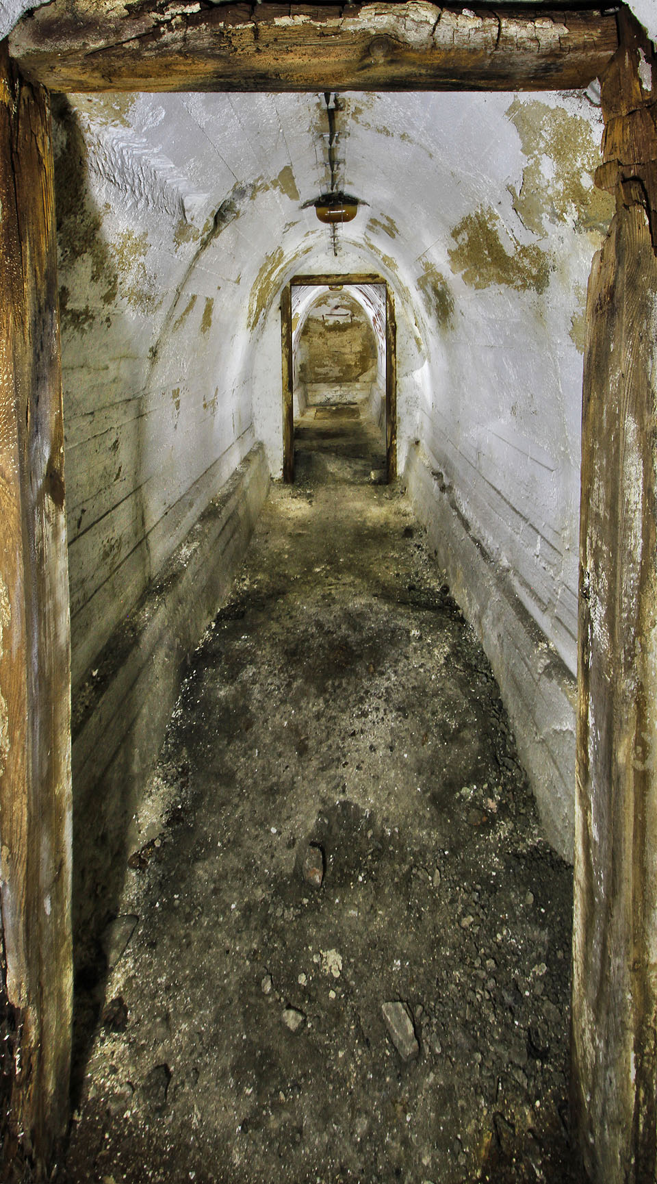 Doprava pokračovala chodba stejného profilu…