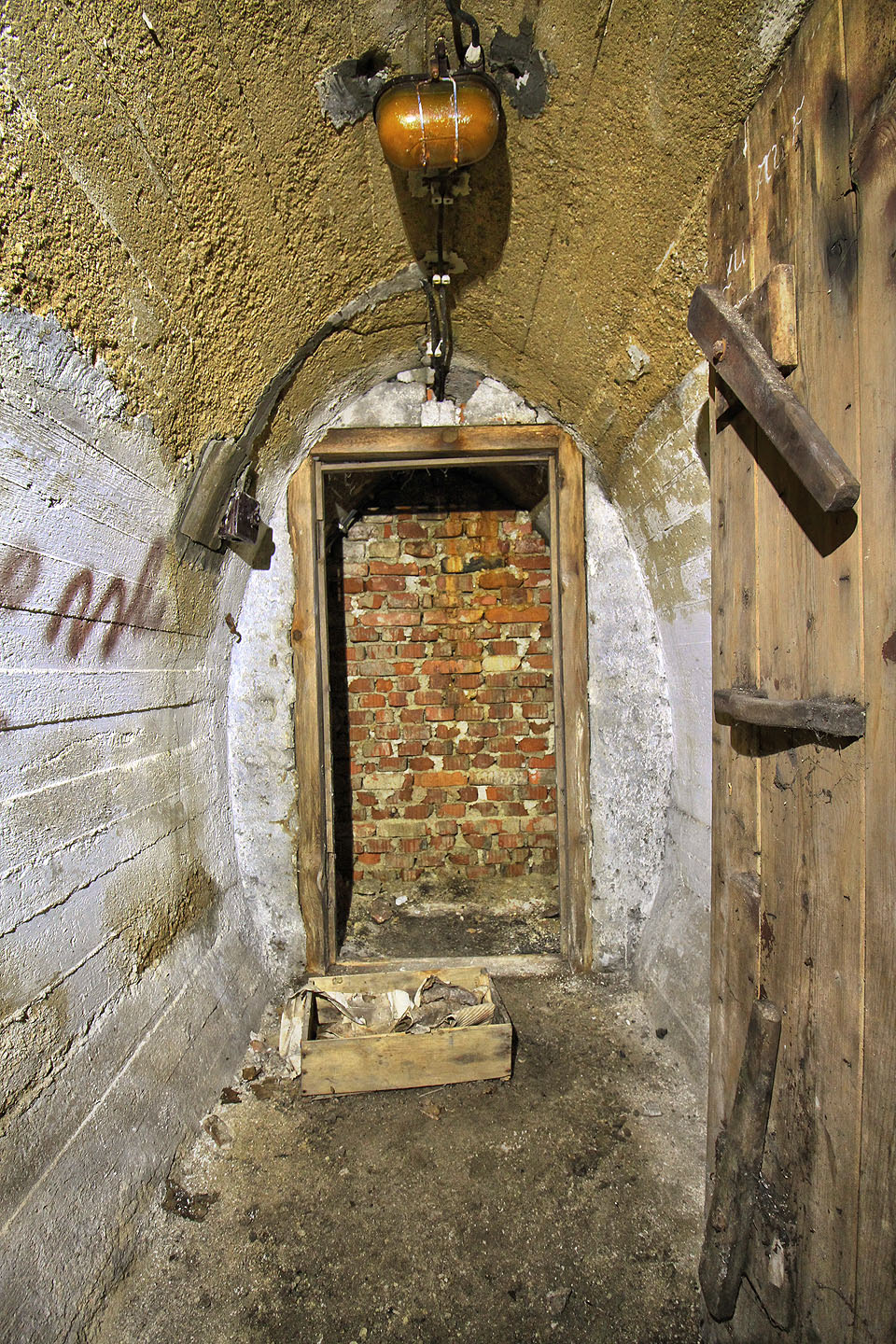 Nacházel se tu hlavní vypínač elektrických rozvodů v krytu a bedýnka s neidentifikovatelným obsahem.