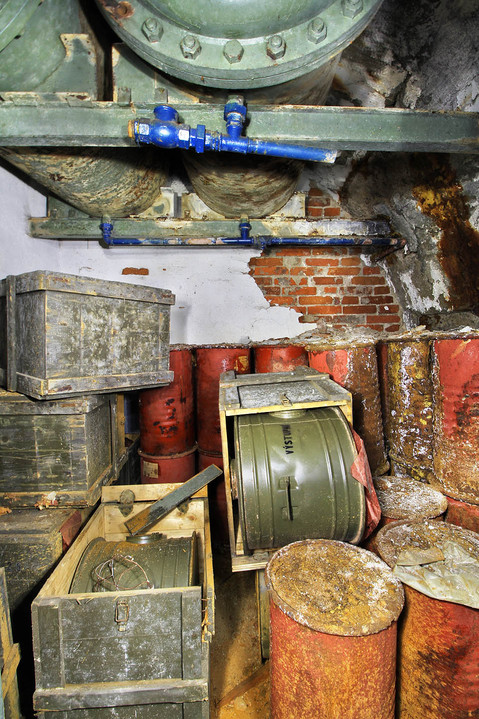 Nádrže na vodu a barely s neznámou látkou, možná sloužící k desinfekci nebo dokonce přečištění odpadních vod?