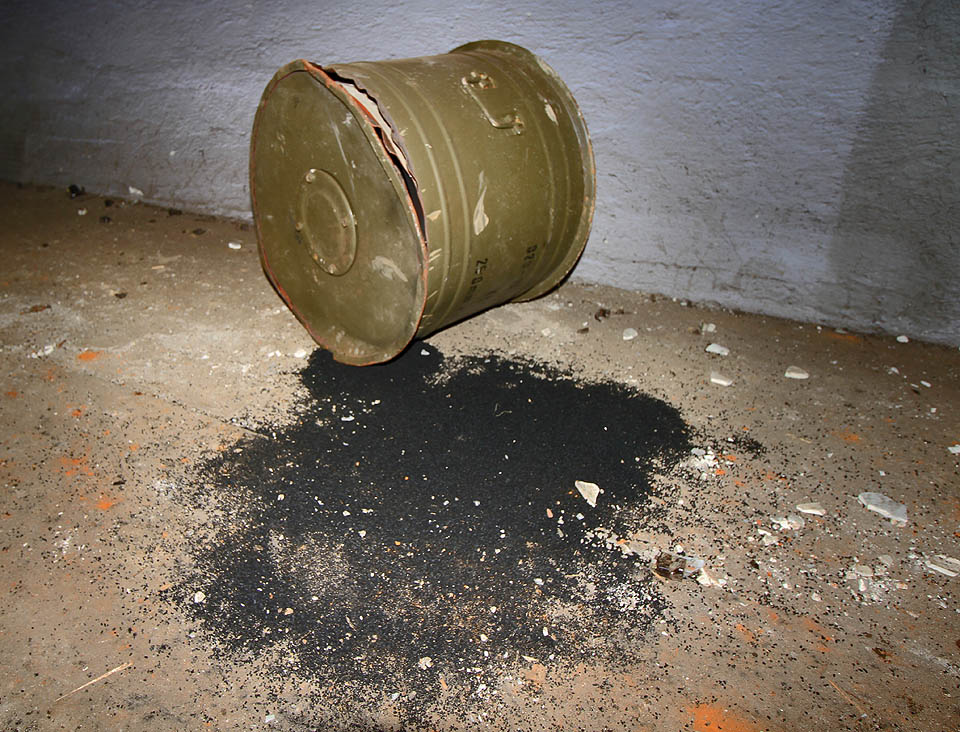 Ani vzduchové filtry nezůstaly uchráněny před poničením. Část náplně aktivního uhlí je rozsypána po podlahách v různých místnostech krytu.