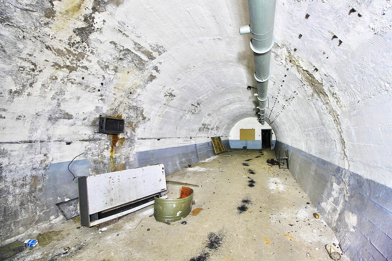 Kryt disponuje dvěma velkými sály na celou šířku vyražené štoly, ve kterých by se pravděpodobně shromáždili zaměstnanci dolu, kterým se včas podařilo uniknout smrtícímu útoku jadernými či chemickými zbraněmi.