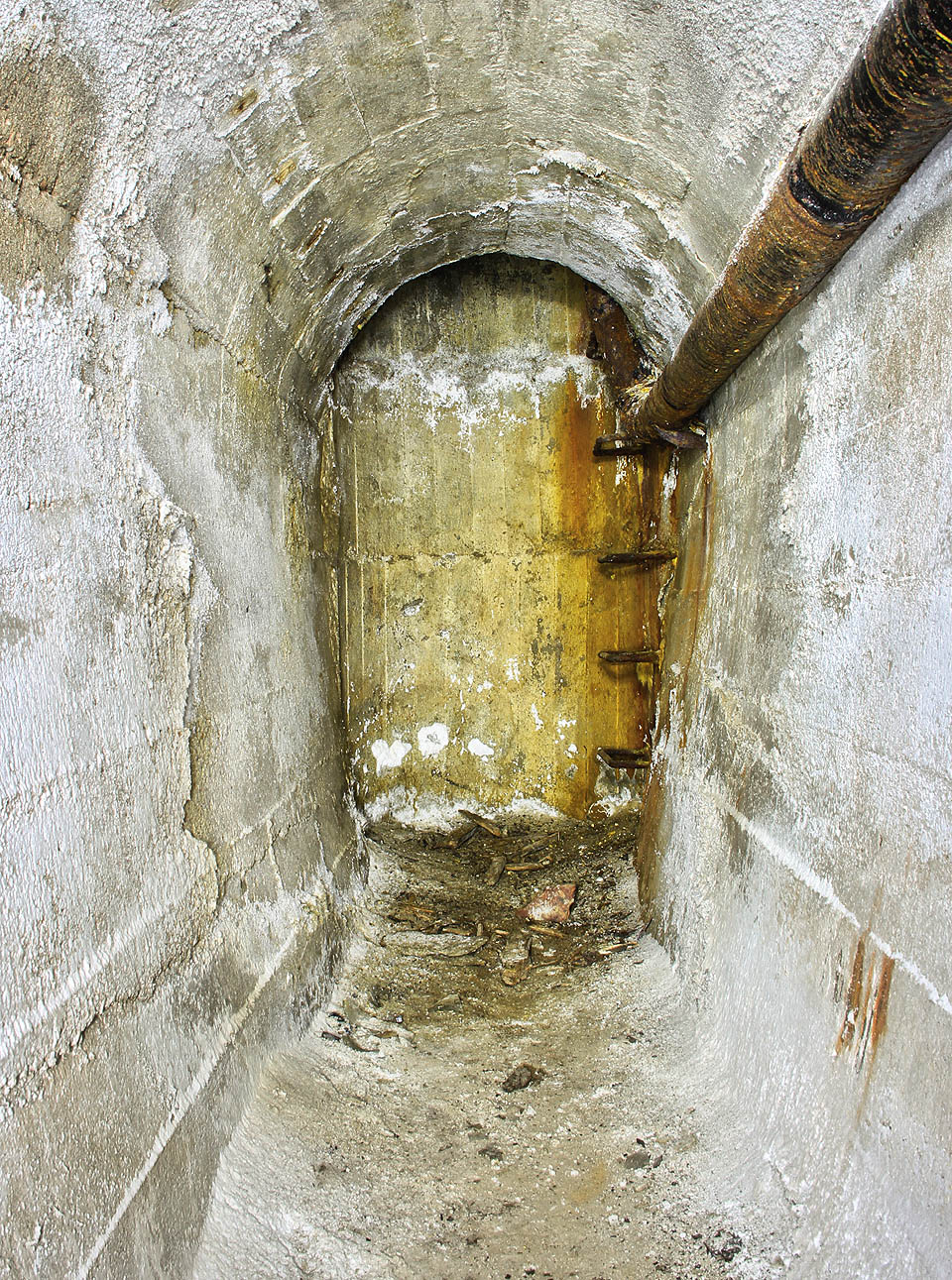 Nouzový východ vedoucí na povrch haldy je s krytem spojen úzkou betonovou chodbou s ocelovým potrubím (zřejmě pro nasávání vzduchu z povrchu haldy, vysoko na dokolním terénem).