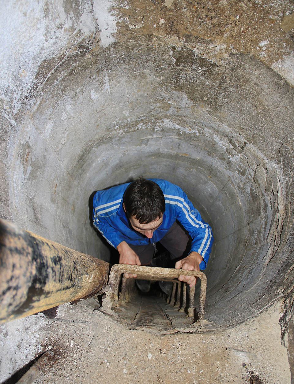 Skrze několik mezipater lze po žebřících vylézt téměř až na povrch zemský…