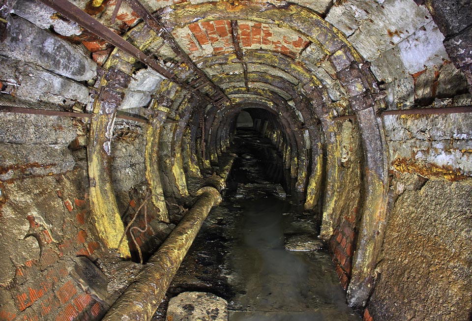 Zadní úsek kanalizační štoly zůstal bez betonových panelů tvořících chodníček a proto nelze návštěvu této části doporučit ani skalním milovníkům kanalizace - je totiž nutné projít přímo smrdutými splašky a usazeným bahnem.