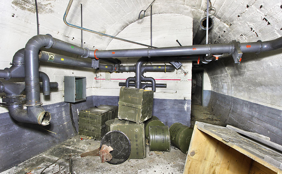 V krytu je několik desítek beden s masivními filtry naplněnými aktivním uhlím, přes které by v případě chemického napadení byl prosáván čerpaný vzduch z povrchu.