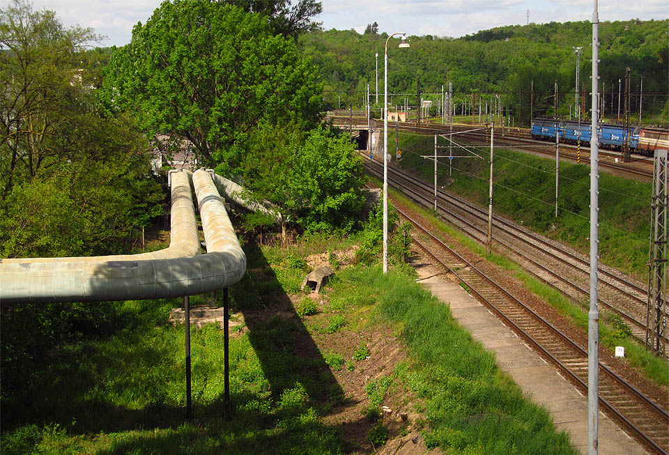 Vstup do krytu je dobře patrný z lávky nad maloměřickým nádražím, těsně za ním se nachází vstup do opuštěného podchodu, kterým vede parovod.