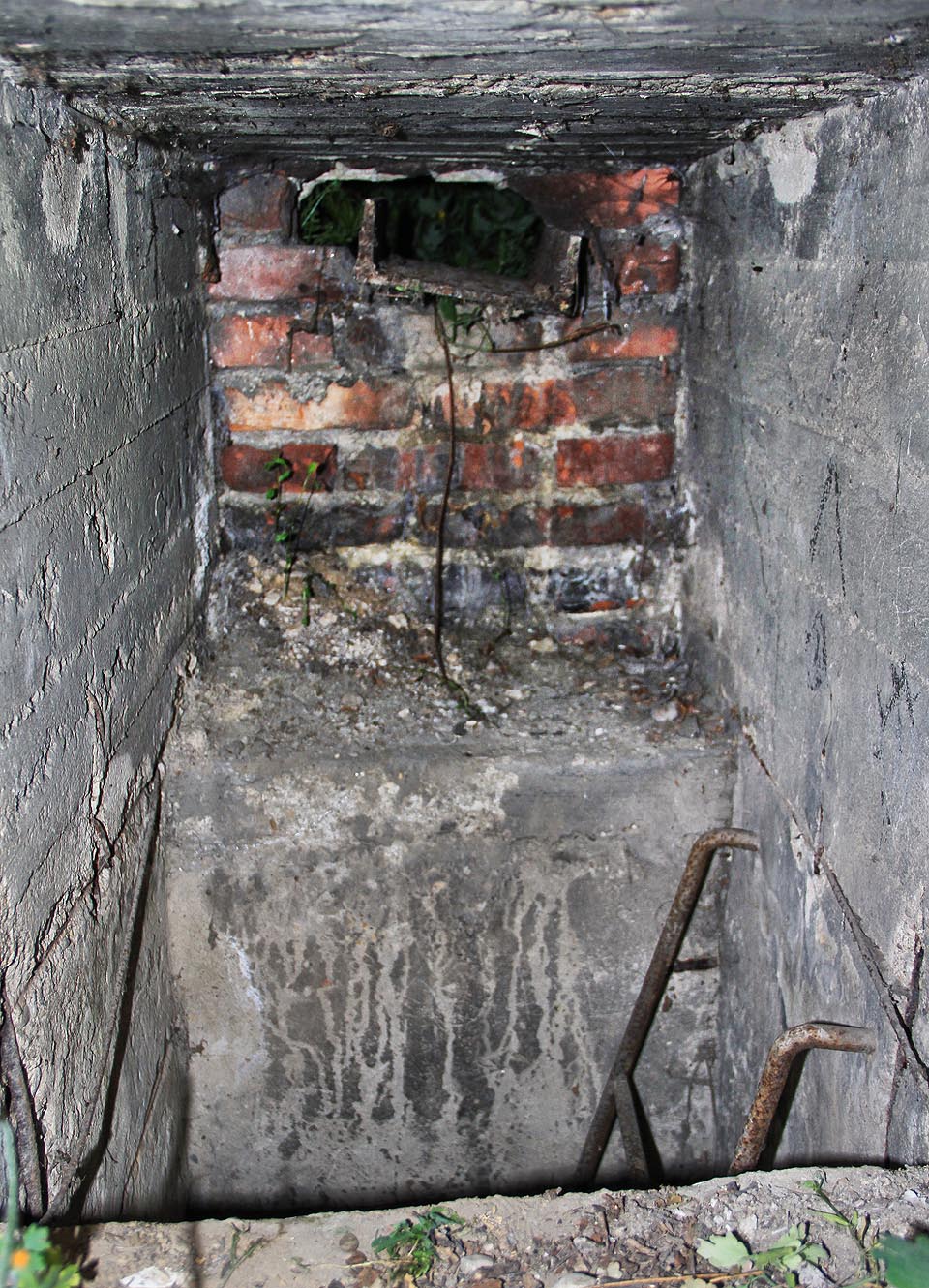 Pohled z povrchu do vstupní šachty krytu.