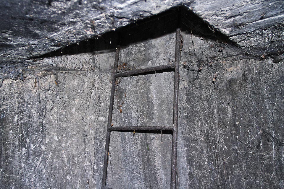 Stejně jako celý kryt, je i vstup do něj rozměrově velmi omezený.