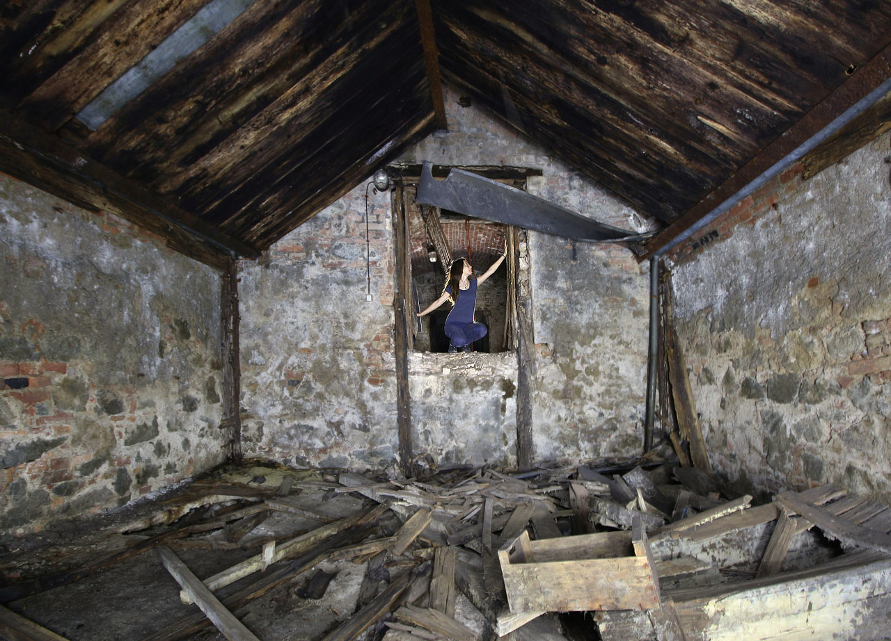 Převážně z kamene vyzděná zadní místnost se nachází poměrně hluboko pod zemí a z nejasných důvodů je její podlaha rovněž pod úrovní zbytku krytu.