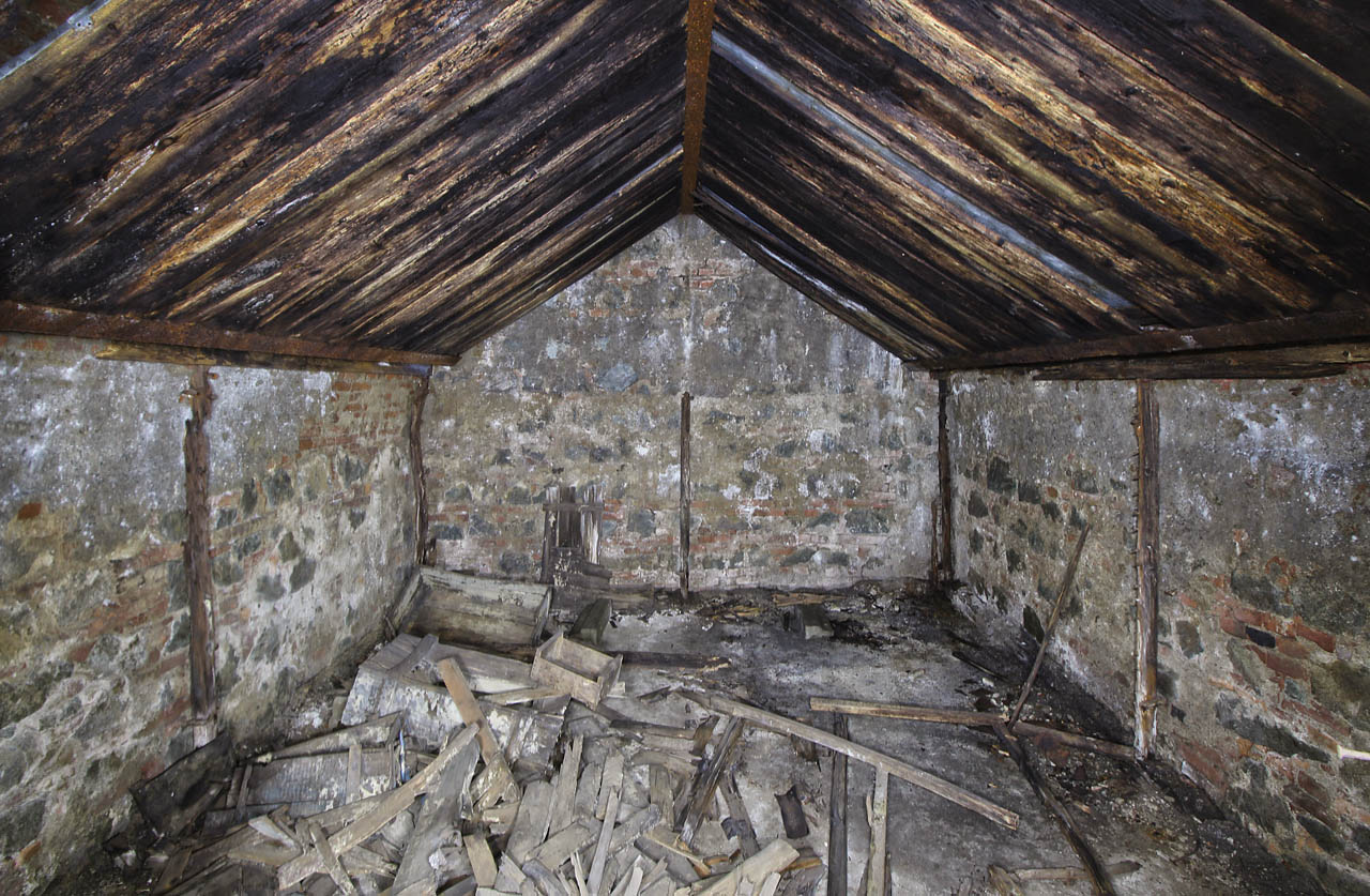 Jedním z možných vysvětlení je, že zadní místnost sloužila restauraci jako ledárna pro skladování ledu nasekaného v zimě z hladiny Svitavy. Tomu však spíš odporují ve stěnách zapuštěné dřevěné trámy, které zřejmě nesly podélné police.