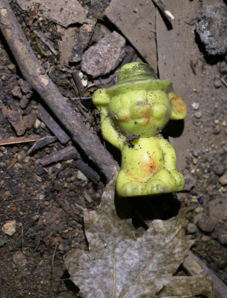 Jako podivná vzpomínka na lepší časy pak působí náhodně se povalující historická nádobka na med, kterou sem snad před desetiletími někdo vhodil nouzovým východem. Nepohla se od té doby ani o píď.