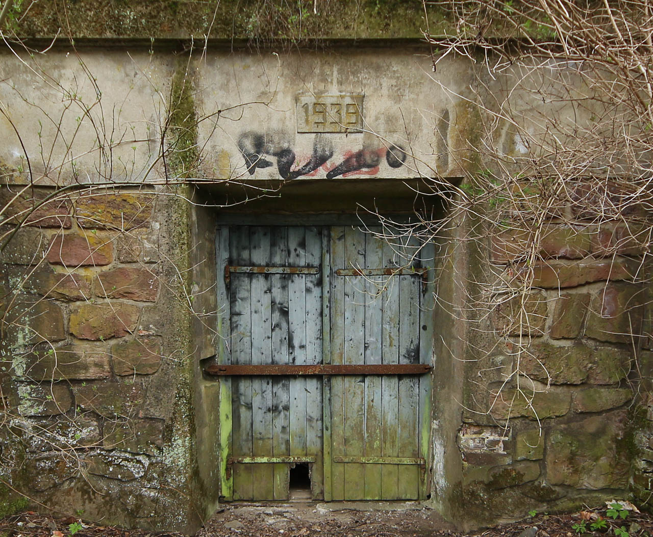 Letopočet nad vraty nenechává nikoho na pochybách: tudy se utíkali do krytu schovávat před nálety zaměstnanci stanice od roku 1939.