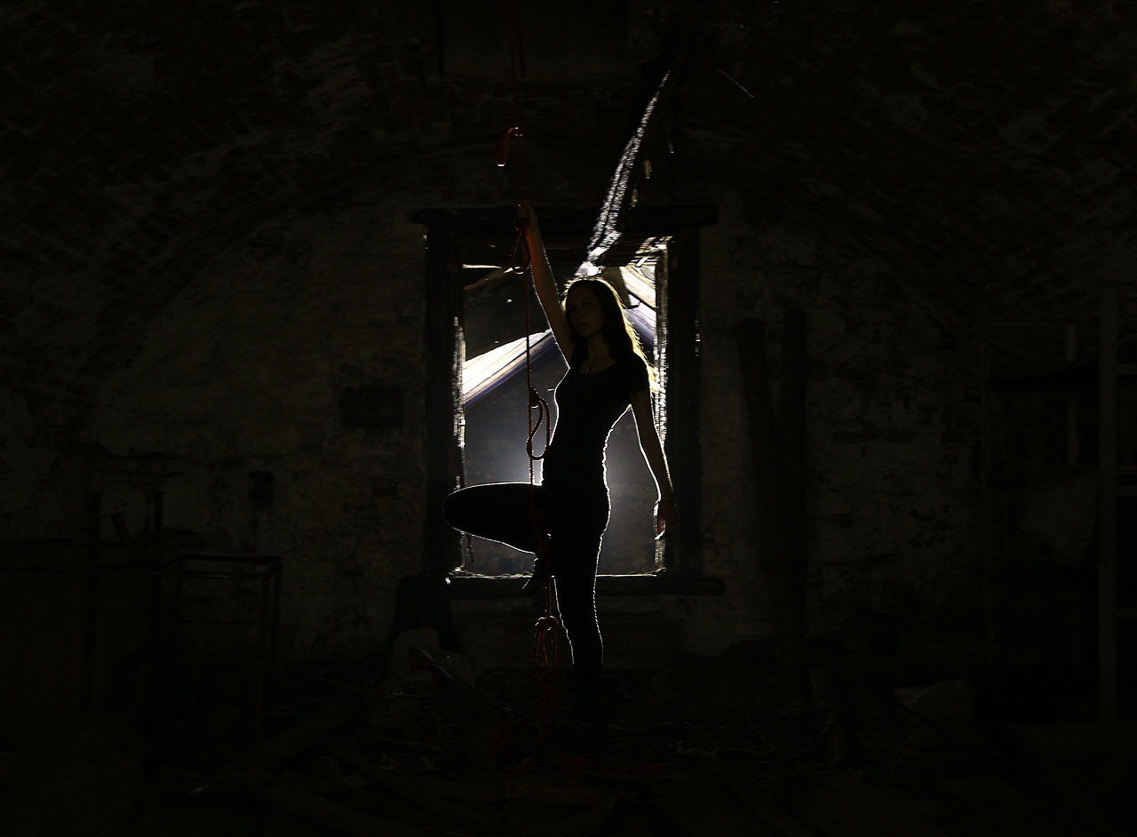 Při pohledu na krásně nasvětlené fotky lze sandno zapomenout, že kryt tone dlouhé roky v takřka dokonalé tmě. Následujme nyní záři do zadní místnosti.