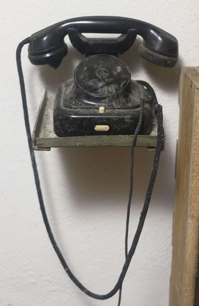 Neoznačený telefon zřejmě sloužil k podzemnímu spojení se zhruba kilometr vzdáleným velitelským krytem, odkud by se v případě války řídily záchranné práce. Neoznačený telefon zřejmě sloužil k podzemnímu spojení se zhruba kilometr vzdáleným velitelským krytem, odkud by se v případě války řídily záchranné práce.