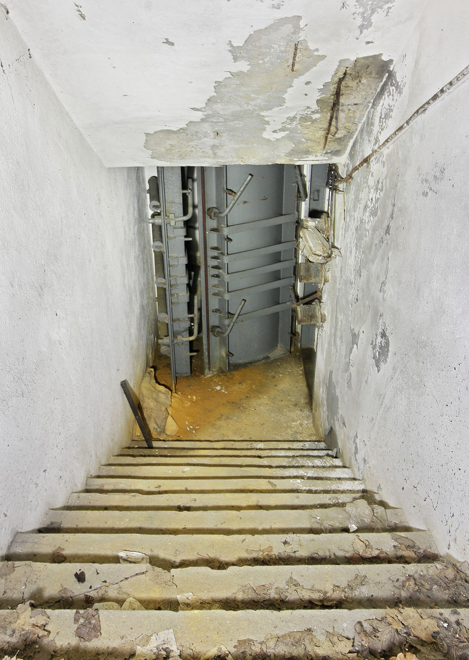 Také na východní straně je kryt uzavřen masivní sadou protitlakových pancéřových dveří. Také na východní straně je kryt uzavřen masivní sadou protitlakových pancéřových dveří.