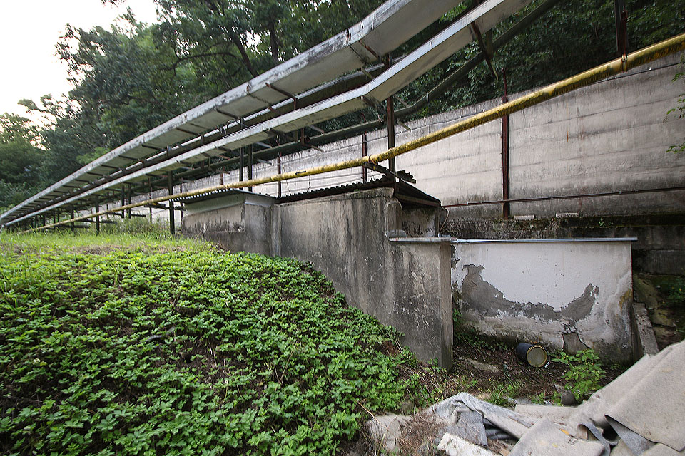 Nevzhled na východní vstup do krytu pod proslulou adamovskou betonovou zdí, jež se táhla údolím Svitavy v délce téměř 1 km. Nevzhled na východní vstup do krytu pod proslulou adamovskou betonovou zdí, jež se táhla údolím Svitavy v délce téměř 1 km.