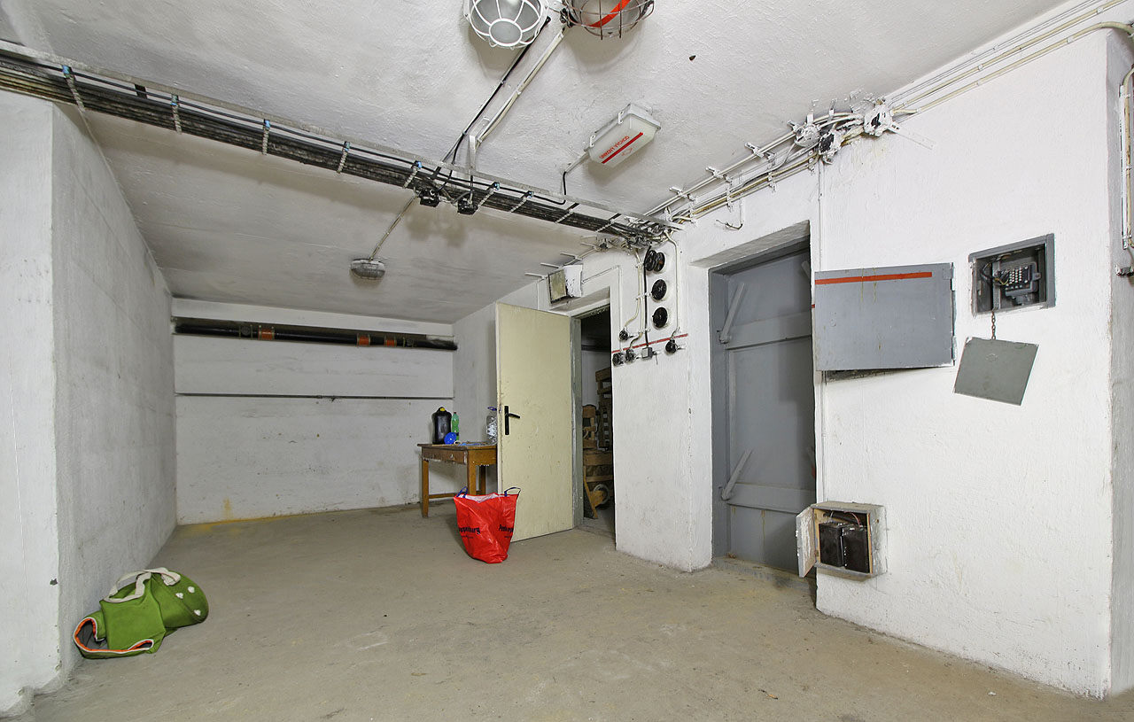 Z posledního (nejvýchodnějšího) ze sedmi obdélných bloků krytu je vydělena přechodová komora a sklad uhlíkových filtrů. Z posledního (nejvýchodnějšího) ze sedmi obdélných bloků krytu je vydělena přechodová komora a sklad uhlíkových filtrů.