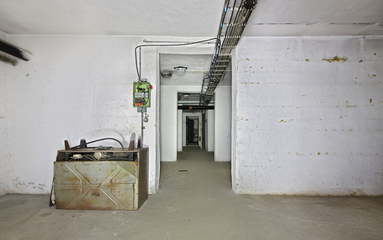 Zdá se, že na hlavu postavený spotřebič v jedné z neuzavíratelných místností jsou elektrická kamna. Zdá se, že na hlavu postavený spotřebič v jedné z neuzavíratelných místností jsou elektrická kamna.