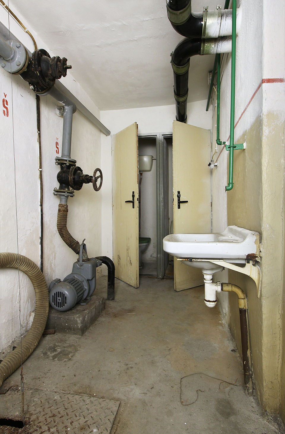 Jednoduché sociální zařízení krytu. Význam písmene Š si domýšlíme - že by šlo o špinavou vodu k vyčerpání mimo kryt? Jednoduché sociální zařízení krytu. Význam písmene Š si domýšlíme - že by šlo o špinavou vodu k vyčerpání mimo kryt?