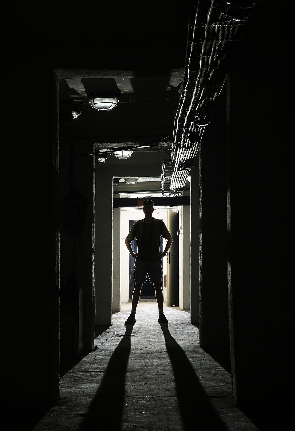 Jednotlivé obdélné místnosti o rozměru cca 4 m × 8 m nemají dveře a jejich středem volně prochází koridor. Uspořádání připomínající sovětské osobní vozy kategorie Plackart. Jednotlivé obdélné místnosti o rozměru cca 4 m × 8 m nemají dveře a jejich středem volně prochází koridor. Uspořádání připomínající sovětské osobní vozy kategorie Plackart.