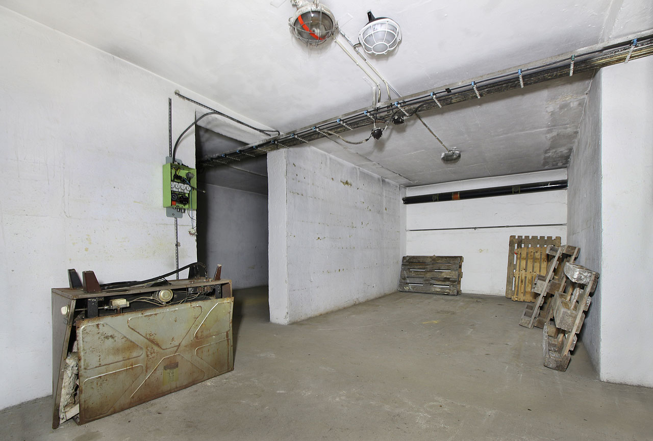 Kapacitu odhadujeme na cca 250 hustě namačkaných osob. Kapacitu odhadujeme na cca 250 hustě namačkaných osob.