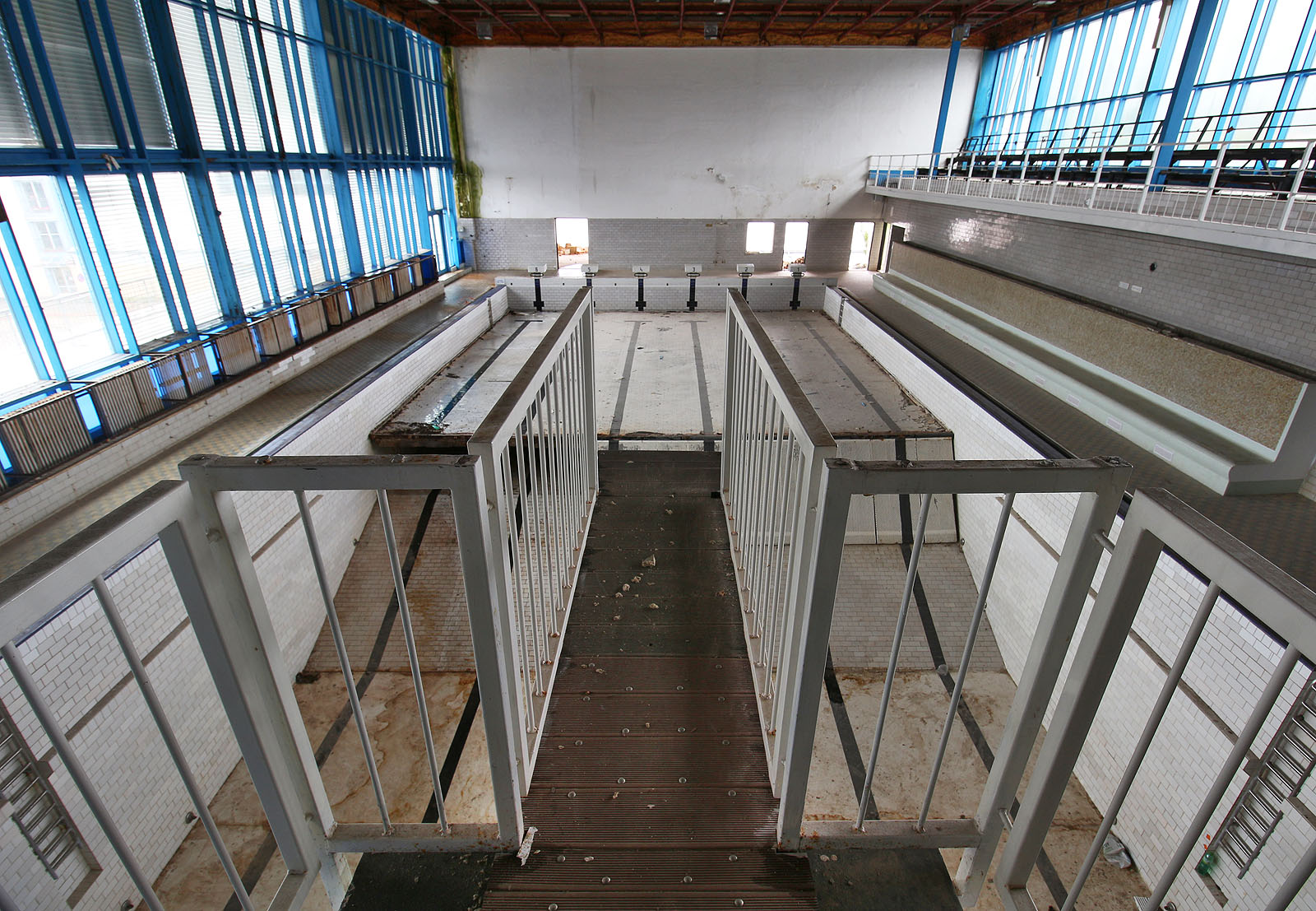 Pohled z horního patra skokanského můstku na vyschlý bazén. Za dané situace jsou skoky obvykle smrtelné.