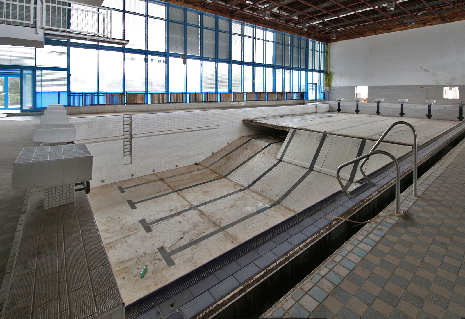 Hlubší, čtyřemtrová část bazénu, byla pro děti ze základních škol příležitostí k projevení odvahy a zdatnosti, ponořit se až na dno.