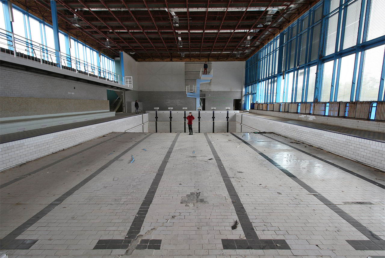 Z vyschlého bazénu je cítit osamění a smutek. Když jsem tu byl naposledy, výskaly ve vodě desítky dětí.