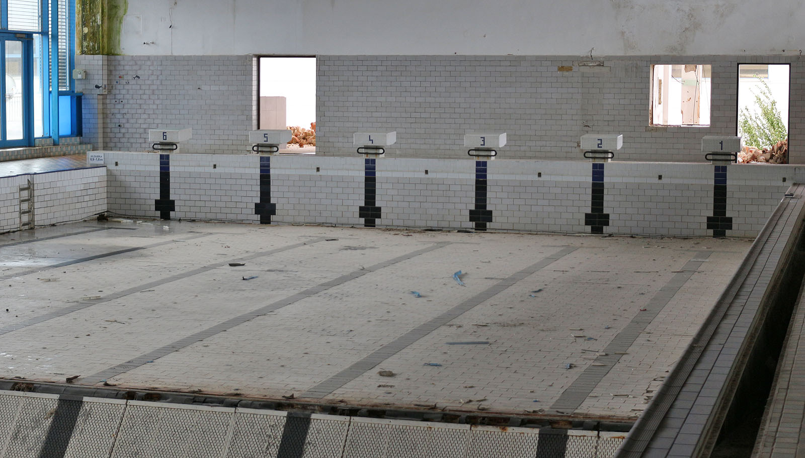 Šest plaveckých drah vyznačovaly černé čáry na dně a tradičně oddělovaly plovoucí hadice. I po těch už se slehla zem.