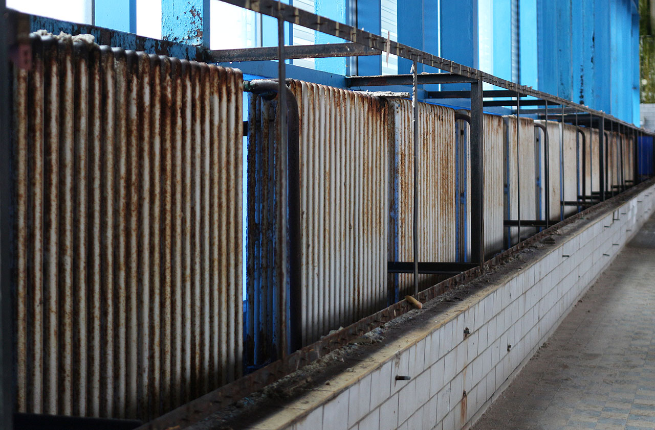 Tento romantický pohled zůstal běžným návštěvníkům bazénu navždy ukryt pod prodyšným opláštěním radiátorů podél jižní prosklené stěny bazénu. Agresivní prostředí výparů z chlorované vody vykouzlilo mapy rzi dokonce i na jejich litinových tělech.